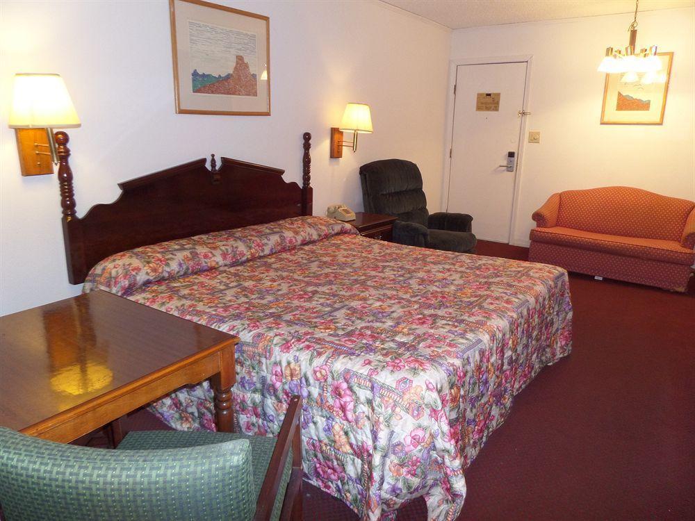 Lodge & Russellville